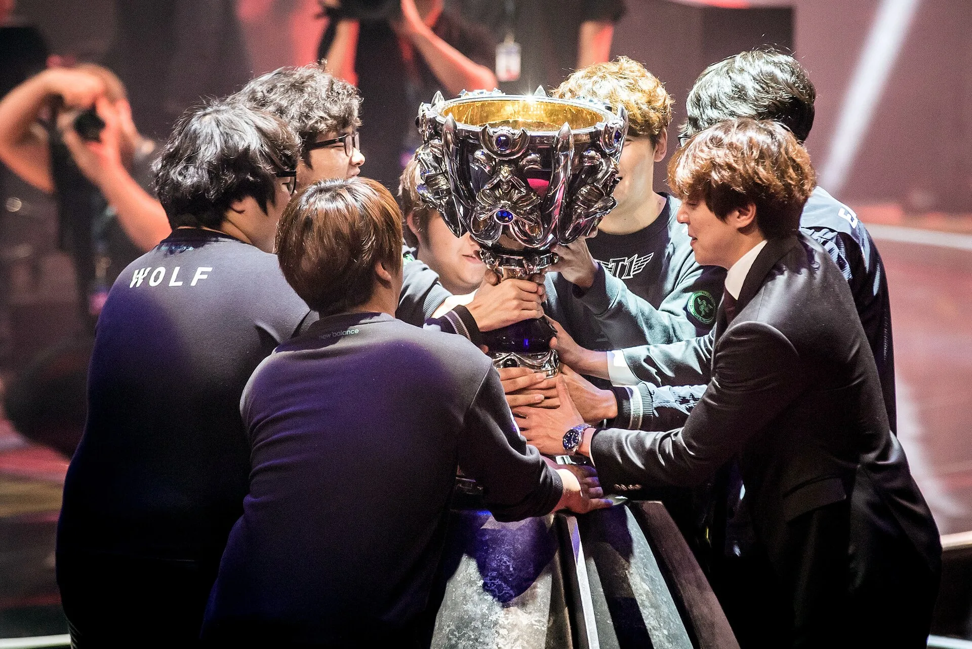 Players lifting the Summoner’s Cup after a Worlds final Players lifting the Summoner’s Cup after a Worlds final