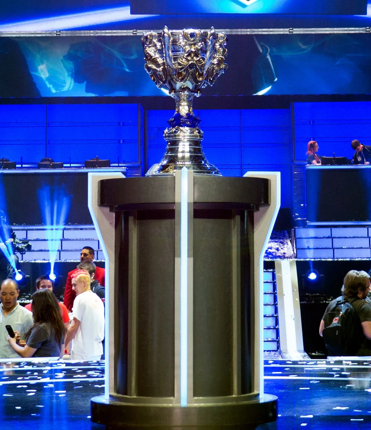 Summoner’s Cup trophy displayed on a League of Legends Worlds stage Summoner’s Cup trophy displayed on a League of Legends Worlds stage