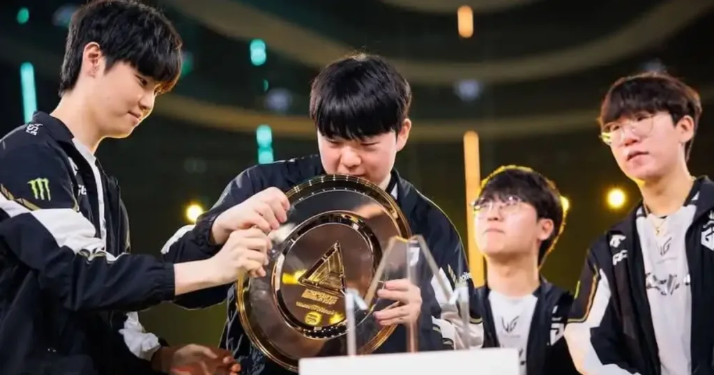 Gen.G holding the trophy after winning EWC.
