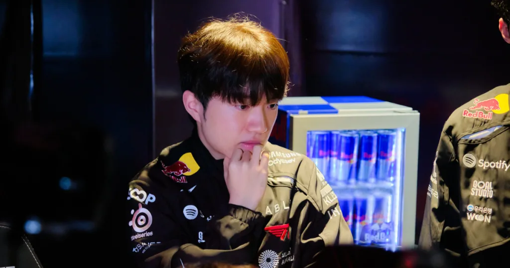 Keria backstage at post match review thinking. Keria backstage at post match review thinking.