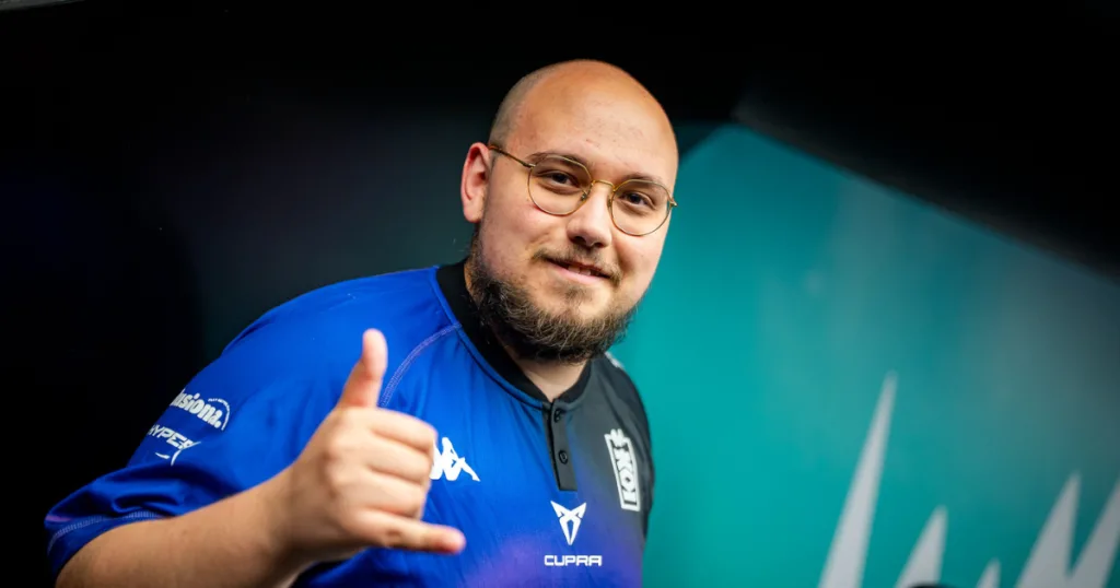 Myrwn posing after win against NAVI. Myrwn posing after win against NAVI.