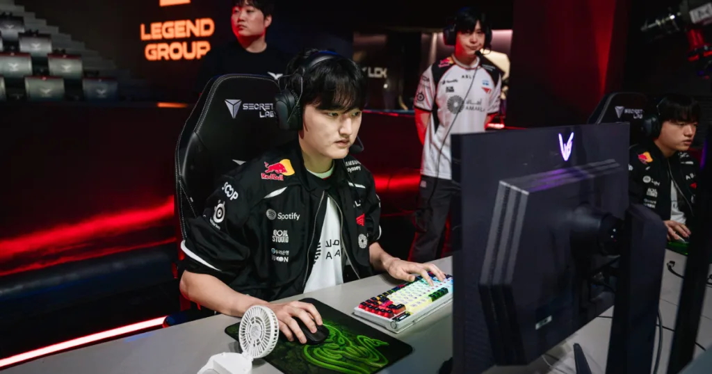 T1 Peyz playing on stage. T1 Peyz playing on stage.