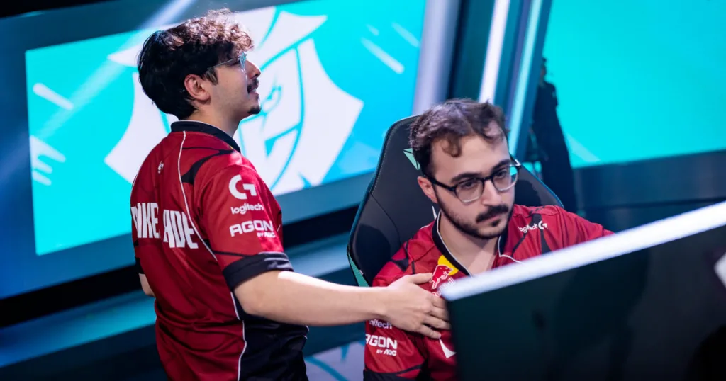 Skewmond playing against SK getting a shoulder clap by BrokenBlade. Skewmond playing against SK getting a shoulder clap by BrokenBlade.