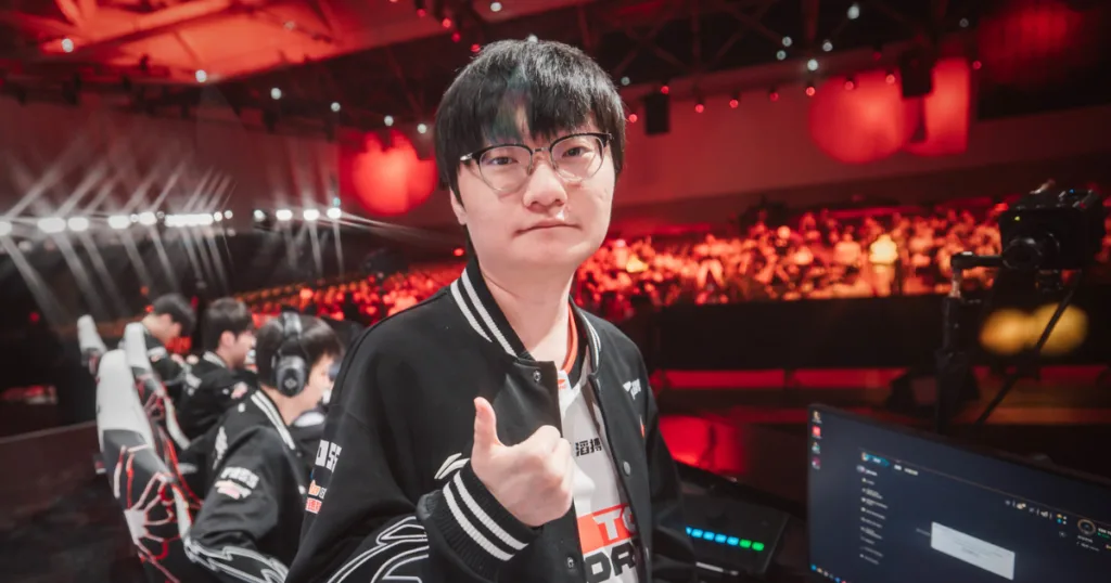 Tian giving thumbs up in TES vs. TSW match. Tian giving thumbs up in TES vs. TSW match.